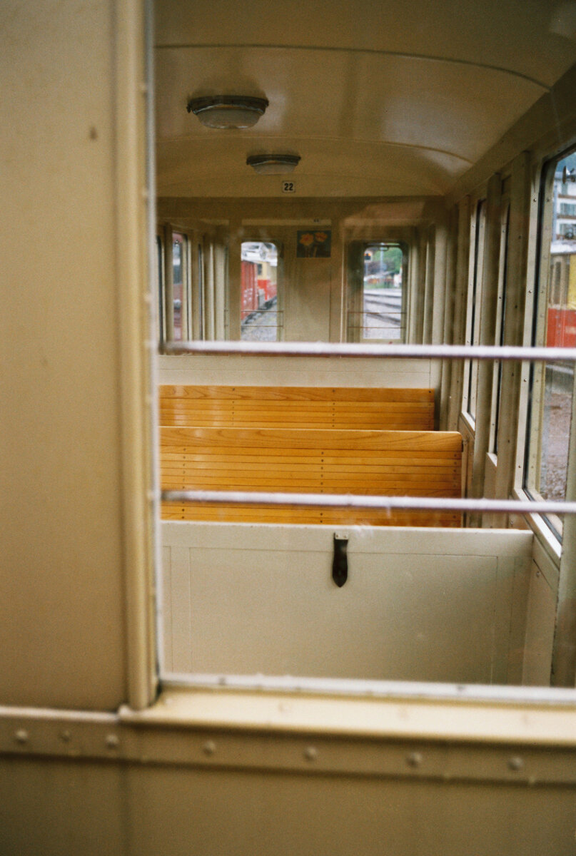 Geschlossener Abteilwagen 22 der Schynige Platte Bahn in Wilderswil, 12.08.1983