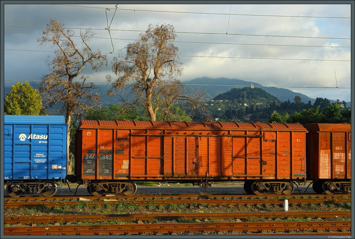 Geschlossener Güterwagen 2461 5882 der Georgischen Eisenbahn in Batumi. (12.09.2019)