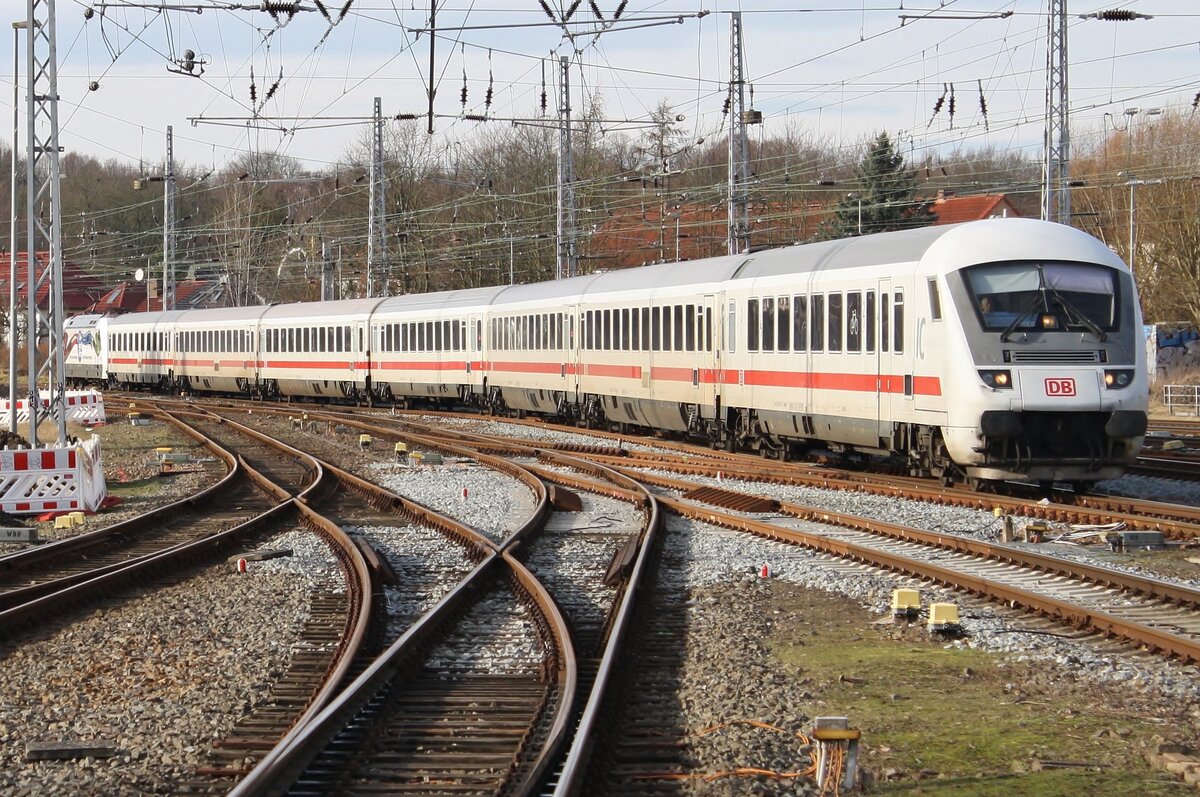 Geschoben von 101 003-2 erreicht der IC2917 von Warnemünde nach Dresden Hauptbahnhof 13.02.2022 den Rostocker Hauptbahnhof. 