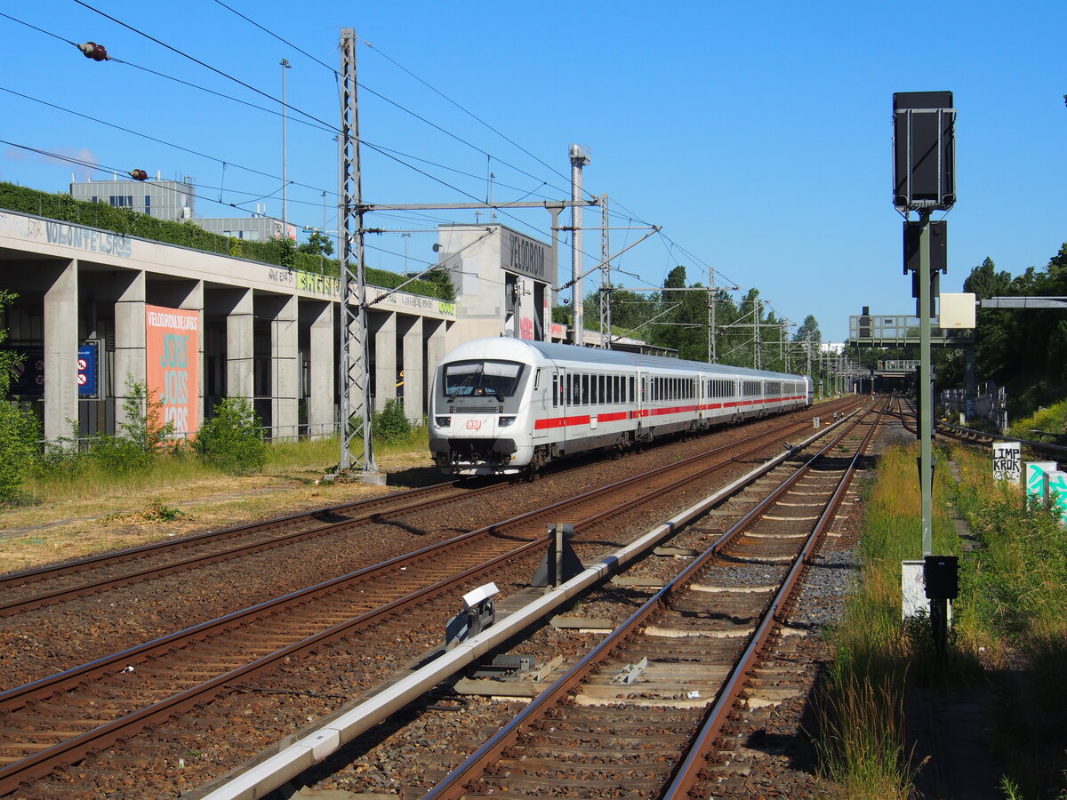 Geschoben von  101 057  Europa  passiert der IC 2241 nach dem letzten Halt B-Gesundbrunnen als Lz den S-Bahnhof  Landsberger Allee  und das Tempodrom berlin.

Berlin, der 10.06.2022