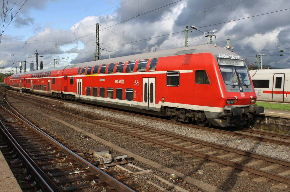 Geschoben von 143 194 erreicht die RB27 (RB12517)  Rhein-Erft-Bahn  von Mönchengladbach Hauptbahnhof nach Koblenz Hauptbahnhof am 21.10.2019 Köln Messe/Deutz.