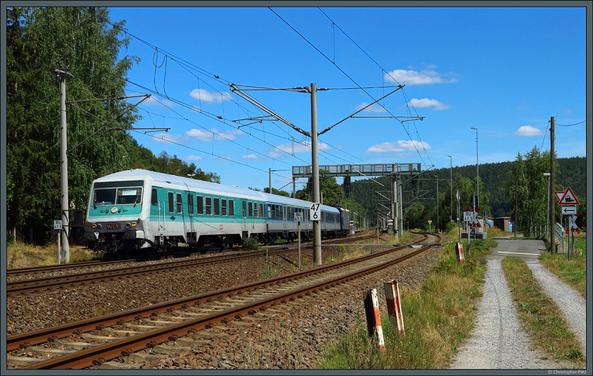 Geschoben von 143 295-4 der WEE verlässt die RB 25 am 06.08.2022 den Bahnhof Orlamünde. 