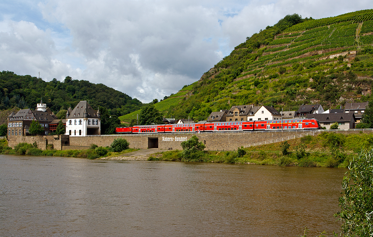 
Geschoben von einer 143er fährt der RE 1 Mosel-Saar-Express (Saarbrücken - Trier - Koblenz) Steuerwagen voraus entlang der Mosel in Richtung Koblenz, hier am 18.07.2012 bei Kobern-Gondorf.
