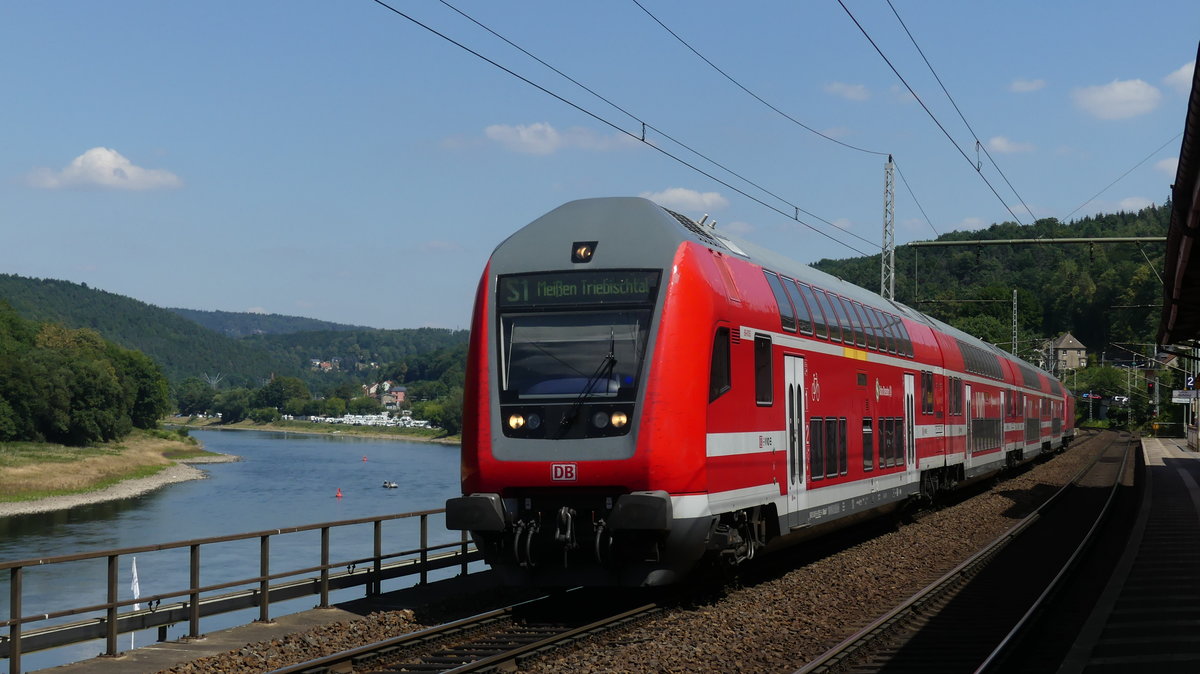 Geschoben von 146 011 verlässt diese S1 Schöna - Meißen Triebischtal gerade den Halt Königstein (Sächs. Schweiz). Aufgenommen am 24.7.2018 13:42