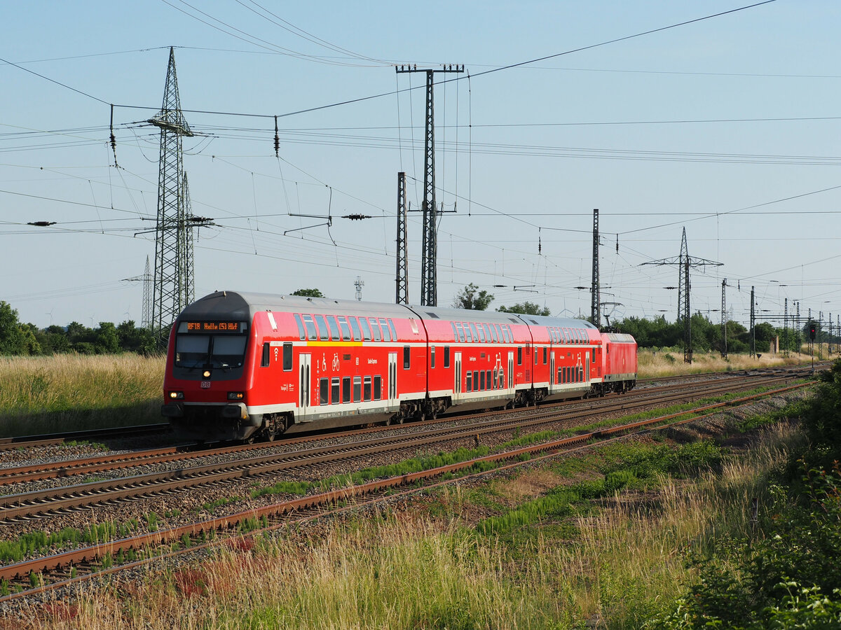 Geschoben von 146 016 fährt ein RE 18 (RE 4888) von Jena-Göschwitz nach Halle/Saale, hier bei Großkorbetha.

Großkorbetha, der 15.06.2022