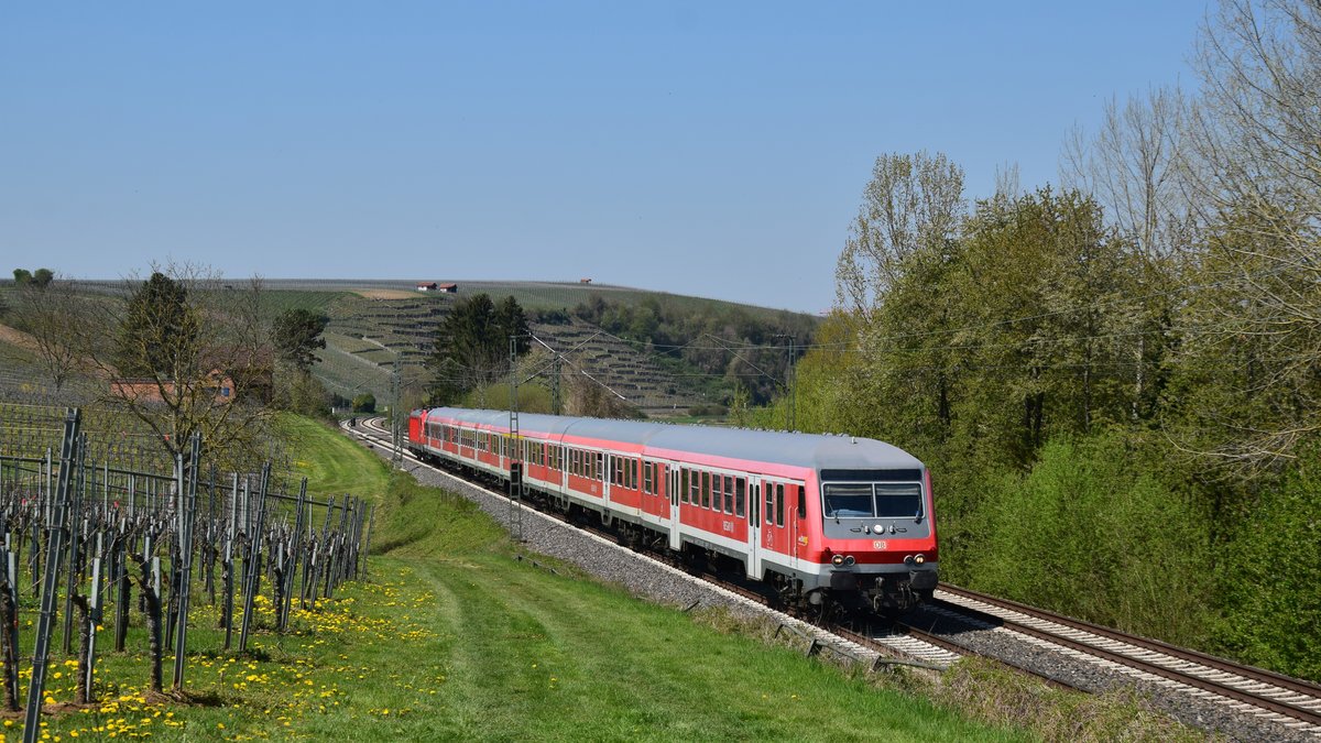 Geschoben von einer 147 ist diese RB nach Stuttgart zwischen Nordheim (Württ.) und Lauffen (Neckar) zwischen zahlreichen Weinreben zu sehen. Aufgenommen am 18.04.2019 13:37