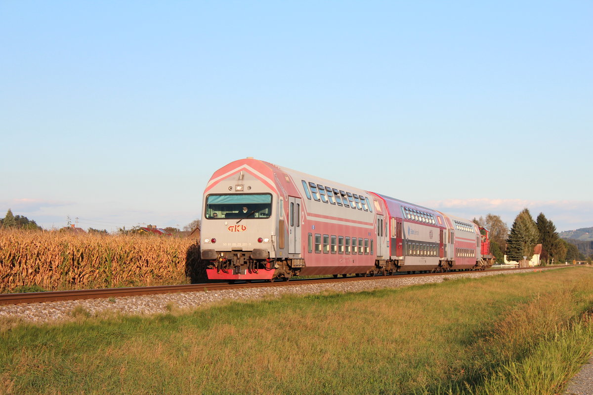 Geschoben von der 1500.6 fährt am 21.9.2015 der R8569 von Graz Hbf nach Wies-Eibiswald im letzten Sonnenlicht bei Groß-St.Florian seinem Ziel entgegen.