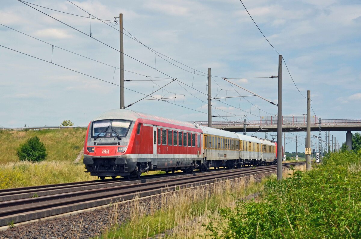 Geschoben von 185 064 rollte am 29.06.23 dieser Messzug durch Brehna Richtung Halle(S).