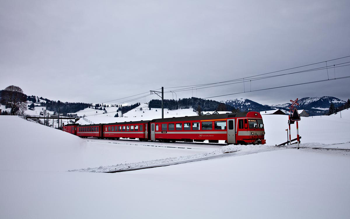 geschoben von der Ge 4/4 1 AB fährt der Steuerwagen Abt 145 mit der S 23 nach Gossau SG in Waldstatt vorüber.Bild vom 10.1.2017