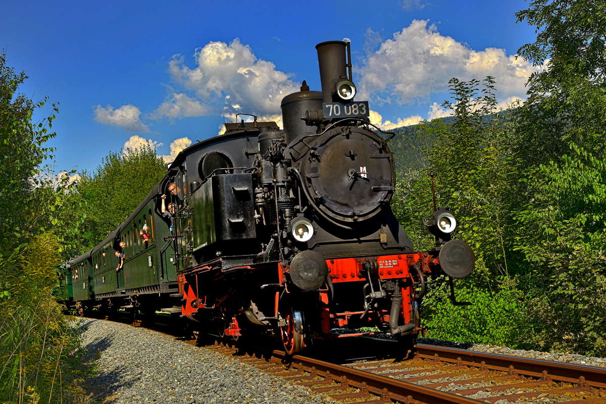 Geschoben von einer Mak G 1202 Diesellok der Länderbahn fährt in Arzting die Dampflokomotive 70 083 mit ihrem Sonderzug aus Landshut nach Gotteszell vorüber.Bild vom 10.9.2016