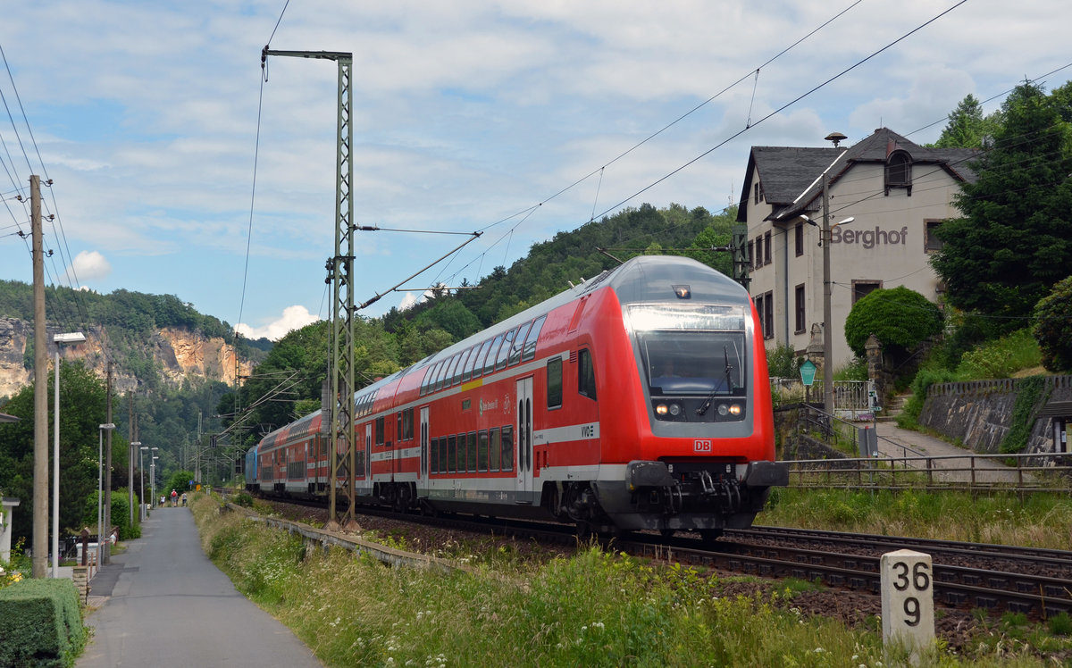 Geschoben von der Werbelok für die Felsenbühne Rathen 146 013 erreicht diese S-Bahn nach Meißen-Triebischtal am 12.06.16 den Haltepunkt Stadt Wehlen.