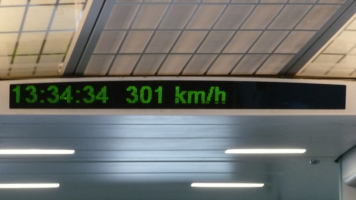Geschwindigkeitsanzeige im Transrapid von Pudong nach Shanghai , 14.07.10 Unter vielen Versuchen war dies die einzig unverwackelte Aufnahme, von Laufruhe kann man hier definitiv nicht sprechen :-(