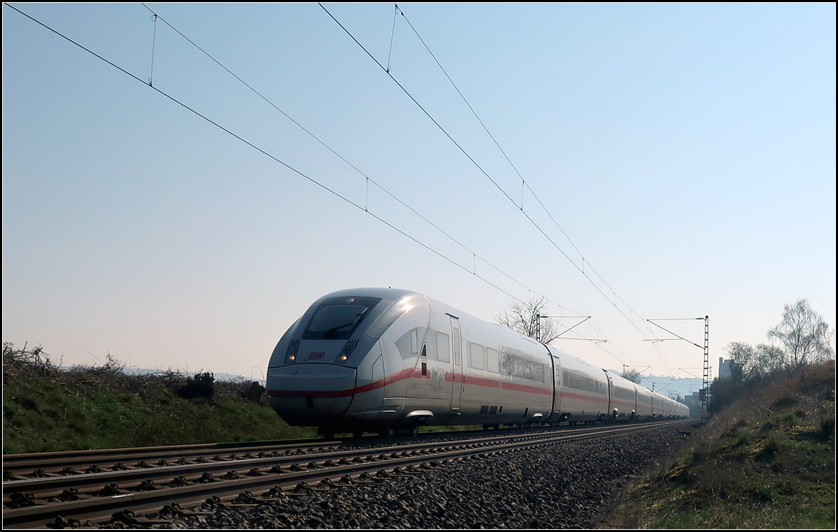Geschwollenes Gesicht -

ICE 4 auf bei Weinstadt-Endersbach auf der Remsbahn.

23.03.2019 (M)