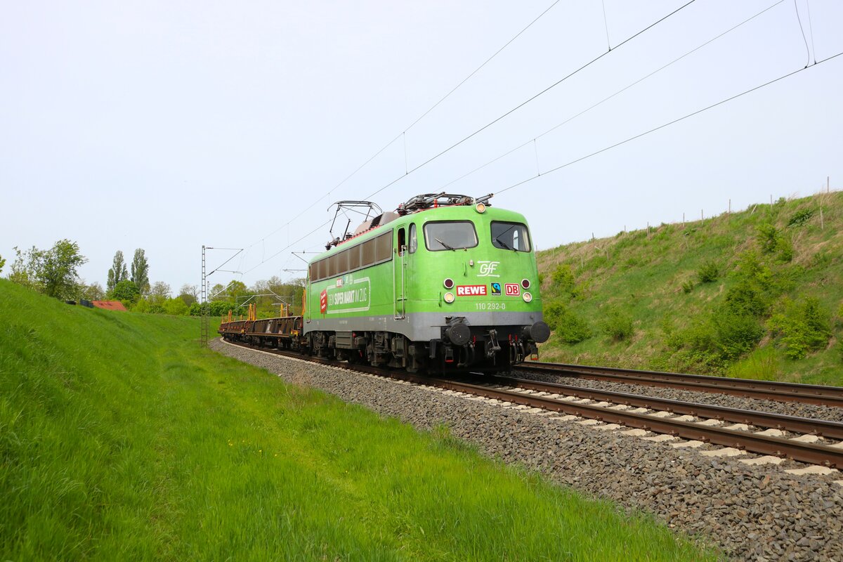 Gesellschaft für Fahrzeugtechnik 110 292-0 mit Bauzugwagen in Hanau Rauschwald am 13.04.24
