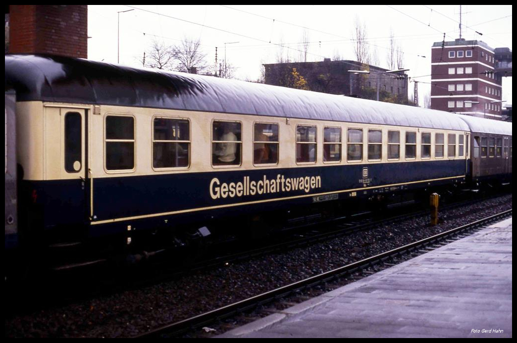 Gesellschaftswagen WGm 518089-80762-3 am 17.11.1990 in einem Sonderzug im HBF Osnabrück unterer Bahnhof.