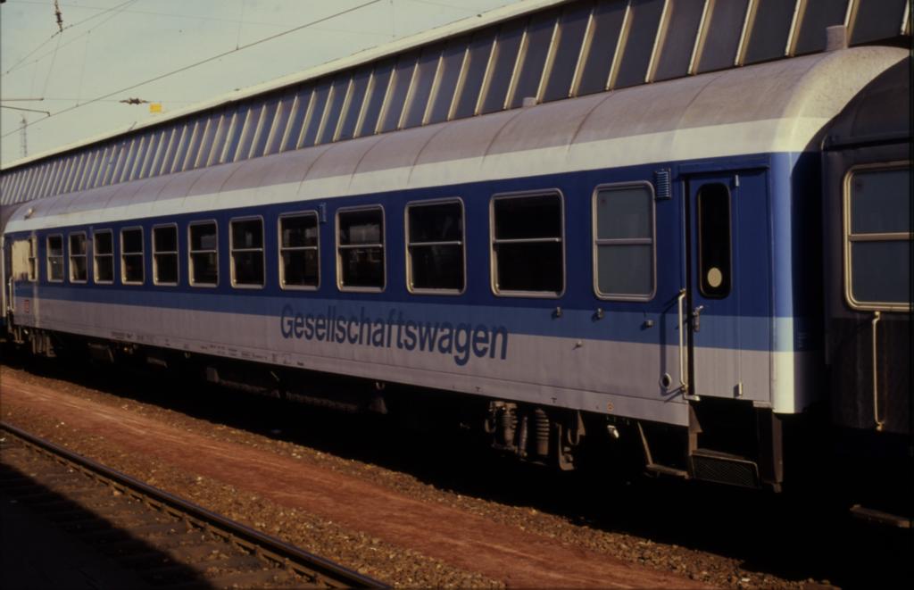 Gesellschaftswagen WGmZ 518089-90655-7 am 22.2.1990 im HBF Münster.