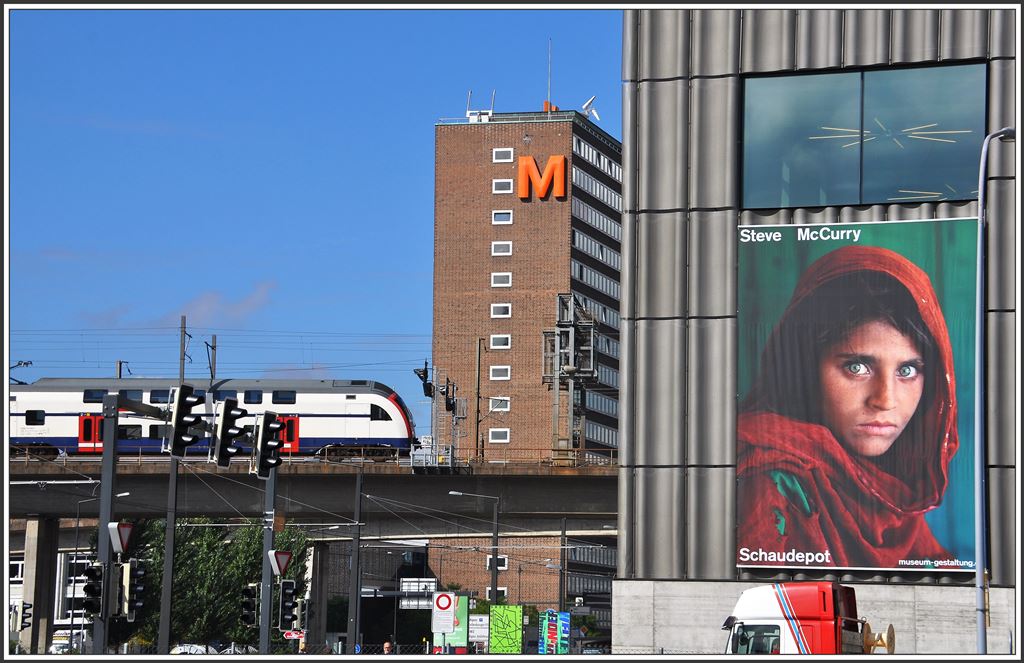 Gesichter des Orients finden sich im Schaudepot der Toni Molkerei in Zürich Hardbrücke. Ein DTZ 514 sucht seinen Weg zwischen Migros und Toni Areal. (24.09.2015)