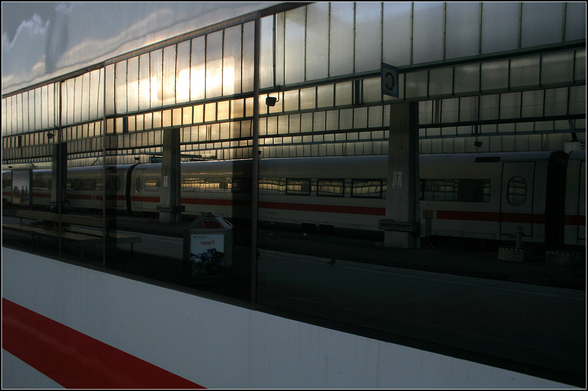 Gespiegelte Abendstimmung -

In einem IC-Wagen spiegelt sich ein ICE und das Abendlicht, dass durch die Milchglasscheiben des noch vollständigen Stuttgarter Hauptbahnhofes sickert. In den Scheiben des ICE wird ein Teil der Spiegelung wieder aufgehoben.

04.03.2007 (M)
