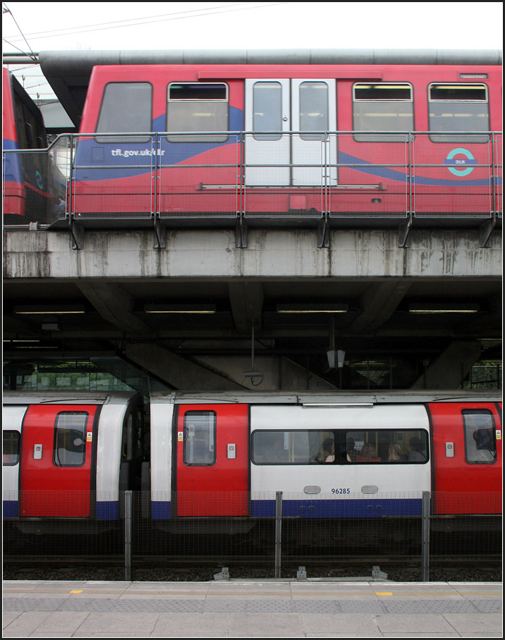 Gestapelt -

Über dne Röhrnbahnzügen der Jubilee Line fahren die Bahnen der Docklands Light Railway (DLR). Station Canning Town. Neben und über dem Bahnsteig der Jubilee Line liegen zusätzlich Bahnsteige der DLR. Es gibt daher insgesamt sechs Bahnstieggleise.

London, 26.06.2015 (M)