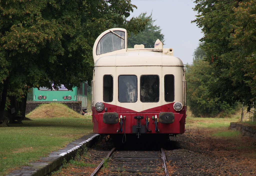 Gestatten  Picasso  - Mit Malen und Bildhauerei habe ich Nichts zu tun, ich bin dafr da, meine Fahrgste bequem und sicher zu befrdern. Aus dem aktiven Eisenbahndienst bin ich schon seit guten 25 Jahren ausgeschieden aber meine Ausflge auf der Museumsbahn machen wir sehr viel Spa und manchmal darf ich sogar raus auf das franzsische Streckennetz. Heute warte ich auf Fahrgste aus Deutschland und denen kann ich versprechen mit mir reisen sie viel bequemer als in den deutschen Schienenbussen und Ferkeltaxen meiner Generation. Obwohl einiges von Renault in mir steckt wrde ich behaupten, vom Fahrkomfort komme ich eher an meinen Namensvetter den Picasso von Citroen heran. 24.08.2013 im Bahnhof von Attigny. Ligne 210000 Amagne-Lucquy - Challerange - Ste-Mnhould - Revigny. Das Foto wurde vom B an der D987 gemacht!