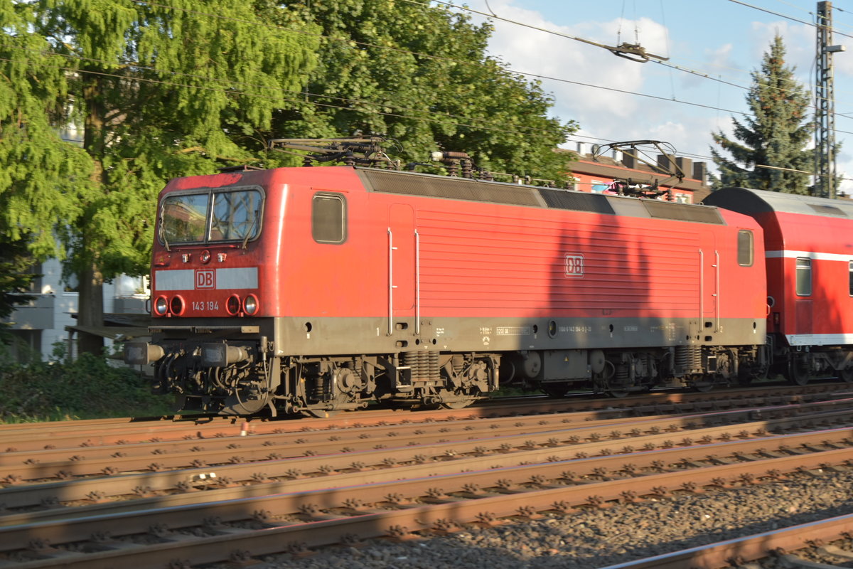 Gestern Abend kam die 143 194 als Zuglok einer RB 27 in Rheydt eingefahren. 9.8.2016