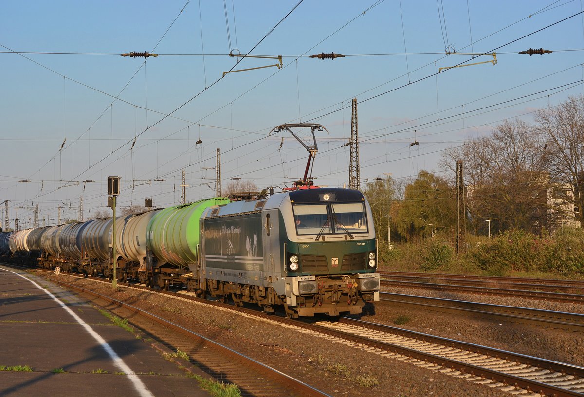 Gestern Abend konnte ich im Licht der untergehenden Sonne meinen ersten Smartron in Form von 192 001 von egoo in Oberhausen Osterfeld festhalten.

Oberhausen Osterfeld 06.04.2020