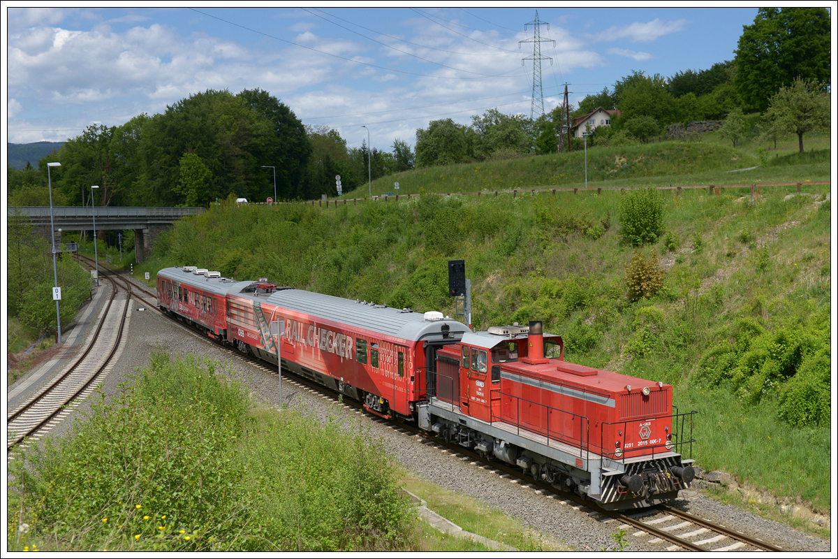 Gestern, am 4.5.2020, war GKB 1500.6 mit den beiden ÖBB Infra Oberbau-Messwagen EM 250 und EM 160 WZ vulgo Rail Checker auf dem Netz der GKB unterwegs. Beim ersten Bild noch Glück mit einem Sonnenloch, hatte ich das Glück bei den beiden anderen Fotostellen leider nicht mehr. Hier als LP 61383 von Lieboch nach Wies-Eibiswald in Leibenfeld kurz nach Deutschlandsberg