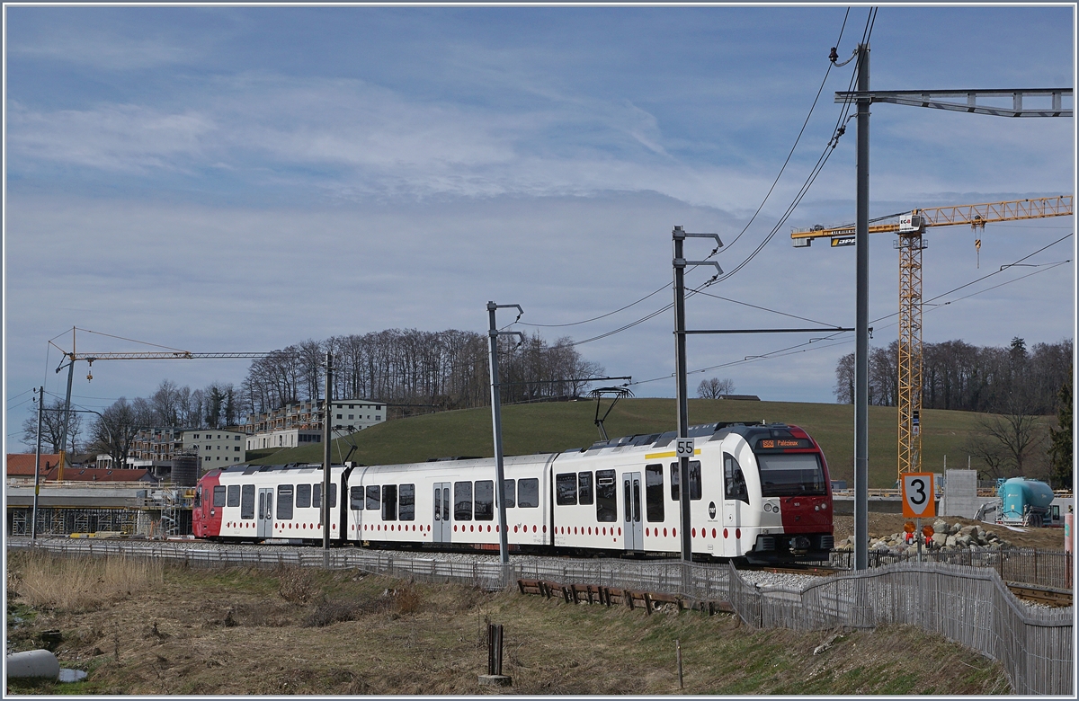Gestern fotografiert und heute schon historisch: Der TPF Regionalzug S50 14823, bestehend aus dem führenden Be 2/4 103, einem B und dem schiebenden ABe 2/4 103 kurz nach der Abfahrt in Chatel St-Denis. Heute ist die Strecke stillgelegt, vorübergehend, bis der im Hintergrund erkennbare  neue  Bahnhof von Châtel St-Denis im November ans Streckennetz angeschlossen sein wird. Doch der hier zu sehende, kurze Streckenabschnitt wird nicht mehr befahren werden.

3. März 2019