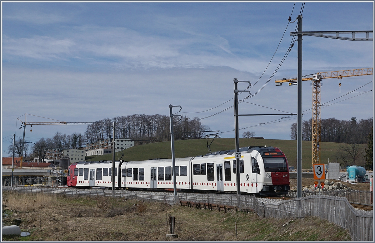 Gestern fotografiert und heute schon historisch: Der TPF Regionalzug S50 14823, bestehend aus dem führenden Be 2/4 103, einem B und dem schiebenden ABe 2/4 103 kurz nach der Abfahrt in Chatel St-Denis. Heute ist die Strecke stillgelegt, vorübergehend, bis der im Hintergrund erkennbare  neue  Bahnhof von Châtel St-Denis im November ans Streckennetz angeschlossen sein wird. Doch der hier zu sehende, kurze Streckenabschnitt wird nicht mehr befahren werden.

3. März 2019