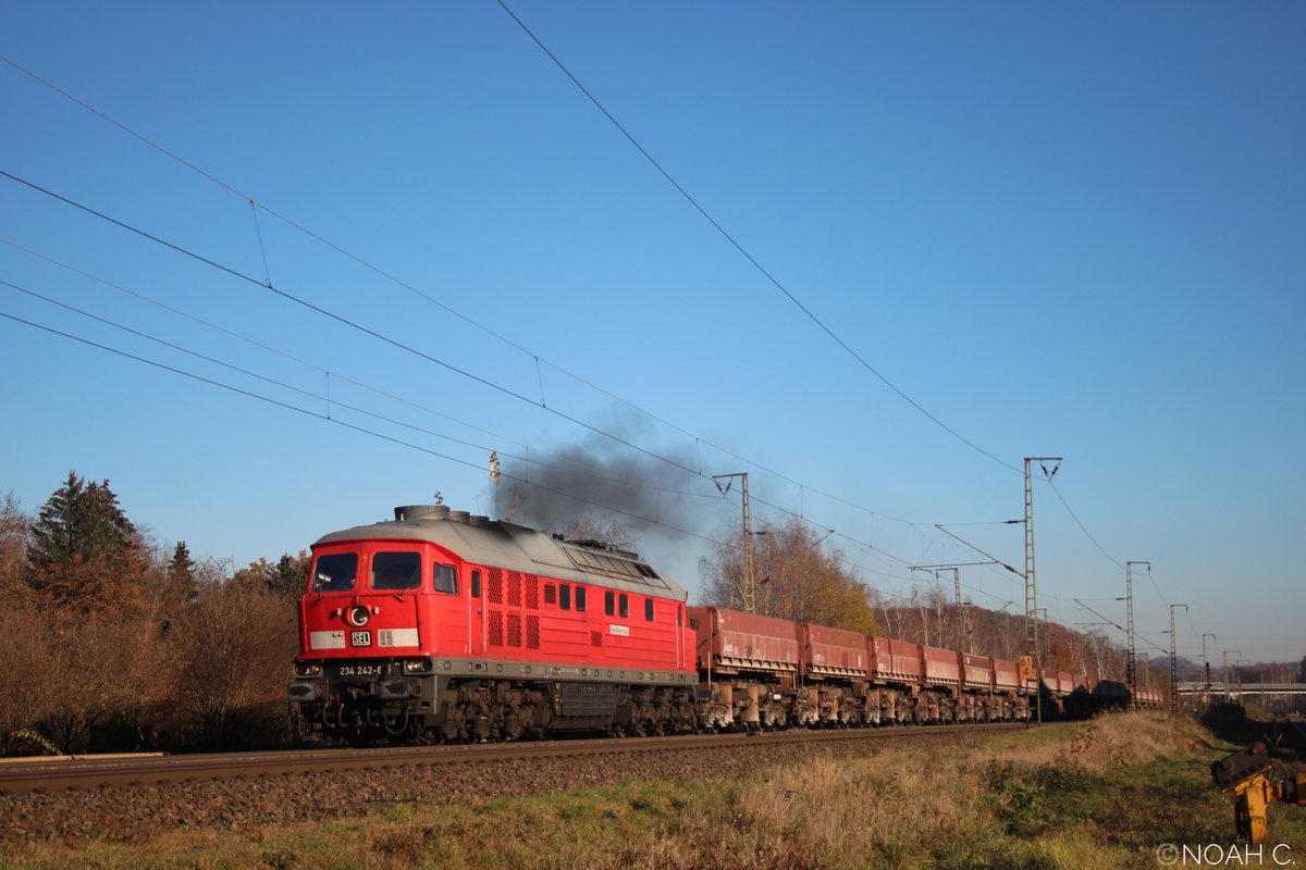 Gestern konnte ich die wunderschöne 234 242 von SEL mit einem Schwellenzug in Stolberg dokumentieren. Ein sehr netter Tf fuhr den Zug hier gen Aachen weiter nach Düsseldorf Eller.
Stolberg, 28. November 2020