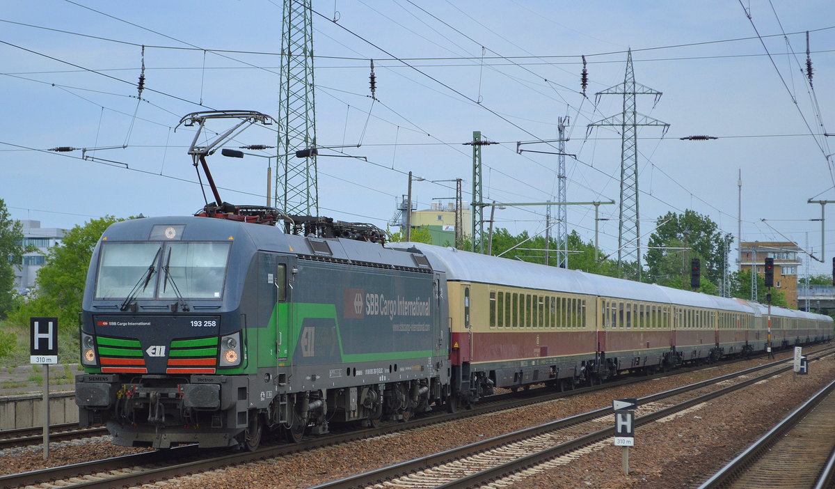 Gestern noch als  AKE-RHEINGOLD (Lago Maggiore Express) in der Schweiz/Italien unterwegs durchfuhr heute völlig überraschend die ELL Vectron  193 258  [NVR-Nummer: 91 80 6193 258-1 D-ELOC] der SBB Cargo International AG  mit der AKE Rheingold Wagengarnitur den Bf. Flughafen Berlin-Schönefeld in südwestlicher Richtung, 20.05.19