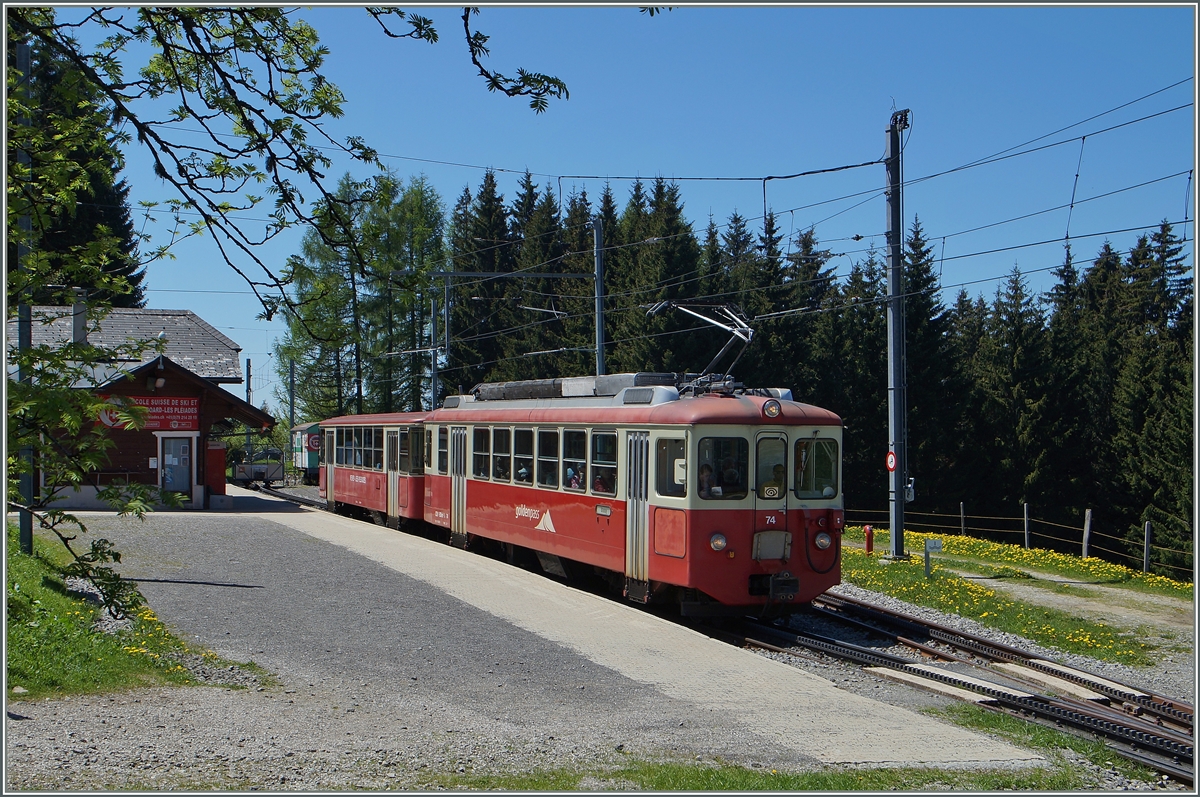 Gestern noch im Museum, heute im aktiven Dienst: der CEV BDeh 2/4 74 mit dem Bt 222 als Regionalzug 1386 Les Pléiades - Blonay unmittelbar nach der Abfahrt in Les Pléiades.
18. Mai 2015