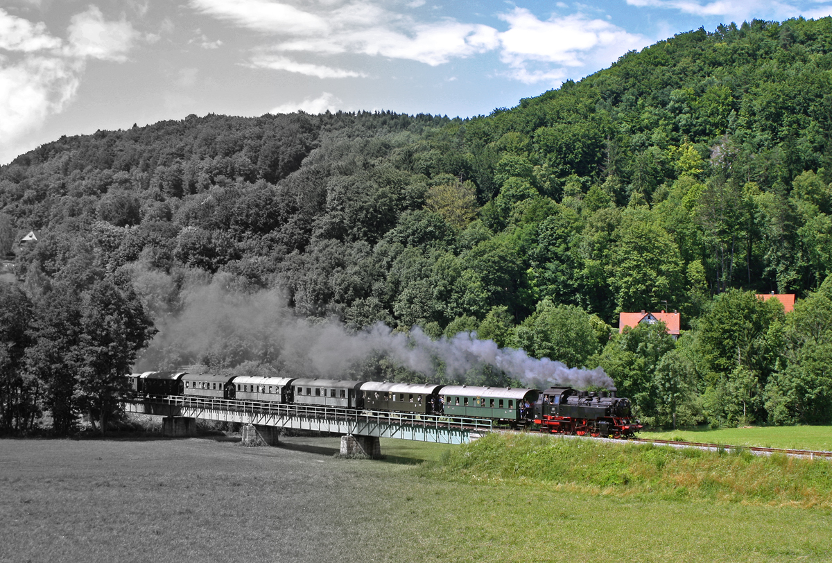 Gestern oder heute? - Dem Laienbetrachter wird diese Entscheidung relativ schwer fallen. Einzig die Fahrgastzahl drfte gestern etwas geringer gewesen sein...
Am 08.07.2012 ist 64 491 der Dampfbahn Frnkische Schweiz e.V. mit einem Personenzug von Ebermannstadt nach Behringersmhle bei Streitberg unterwegs.