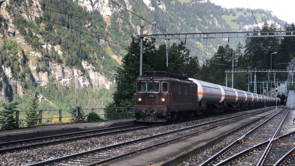 Gestern sehr glücklich zu sehen, dass meine Lieblingszüge, die die Tankerzüge sind, hier die 47032 sind, die von dieser Lokomotive der BLS RE 425 176 mit dem Hohtenn-Abzeichen gezogen wurde, das Visp (VS) mit anoo (DE) hier durch die Blausee Mitholz Station am Morgen des 21. September
