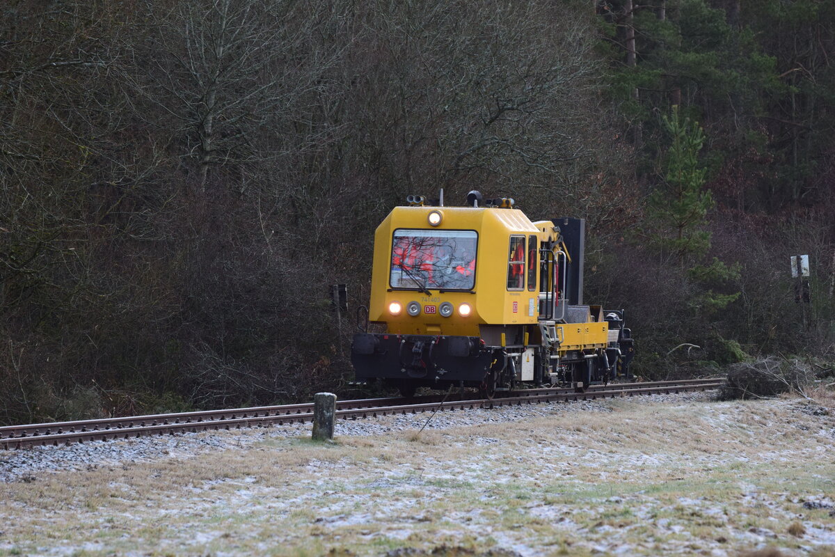 Gestern war ein großer Tag für die Eifelquerbahn. Nach über 9 Jahren befuhr wieder ein Zug die Strecke bis Gerolstein. Den Anfang durfte gestern 741 403 von DB Netz machen. Er fuhr als Probefahrt mit 10-20km/h über die Strecke. Ab kommender Woche werden dann die LINT sowie Waggons von AKE Rheingold aus Gerolstein geholt. Hier rollt 741 403 hier hinter Laubach über die Strecke in Richtung Daun.

Laubach 06.01.2022