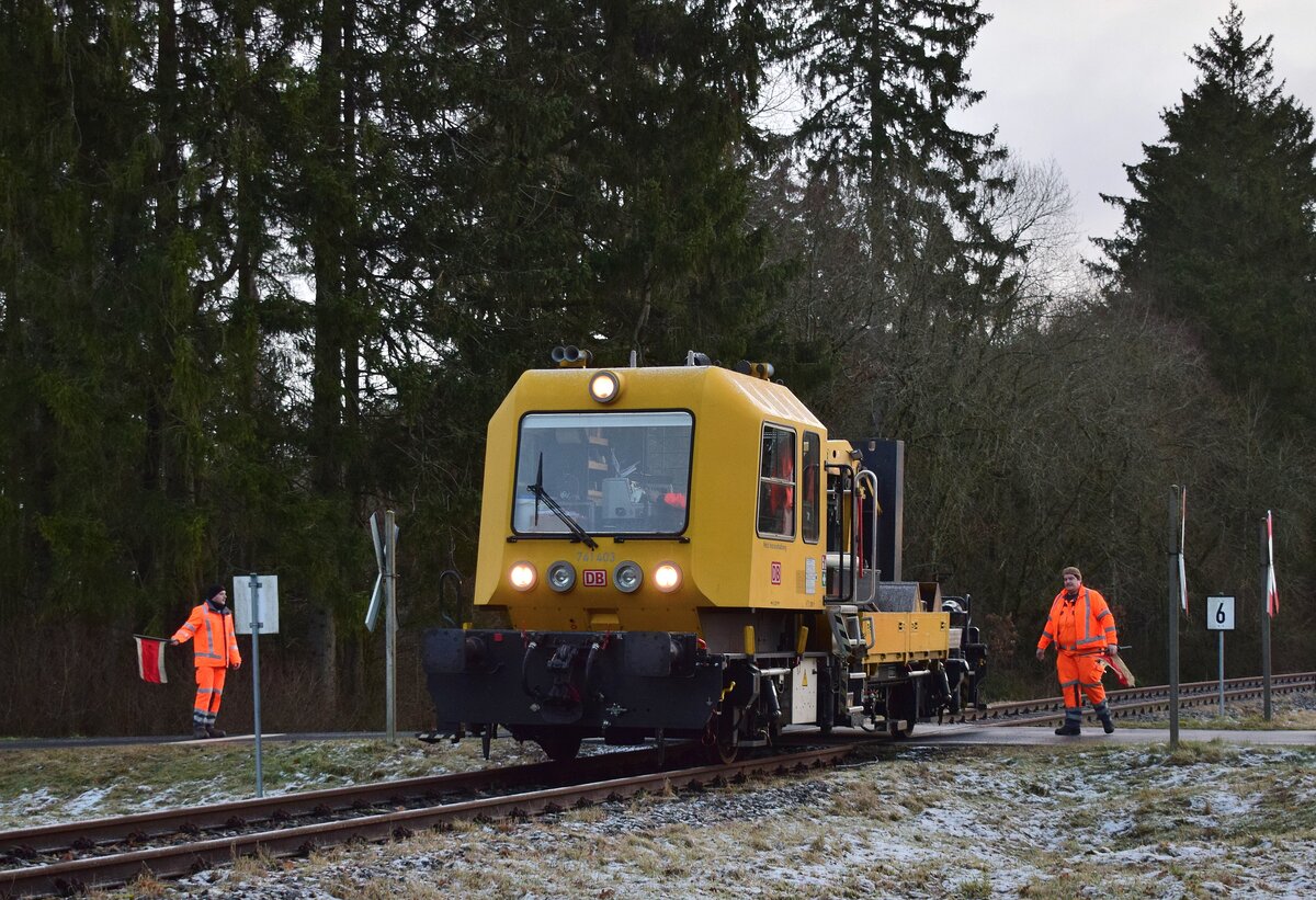 Gestern war ein großer Tag für die Eifelquerbahn. Nach über 9 Jahren befuhr wieder ein Zug die Strecke bis Gerolstein. Den Anfang durfte gestern 741 403 von DB Netz machen. Er fuhr als Probefahrt mit 10-20km/h über die Strecke. Ab kommender Woche werden dann die LINT sowie Waggons von AKE Rheingold aus Gerolstein geholt. Einige Autofahrer waren sehr verwundert das hier wieder etwas rollt. Alle Bahnübergänge wurden von Mitarbeitern per Fahne gesichert.

Laubach 06.01.2021
