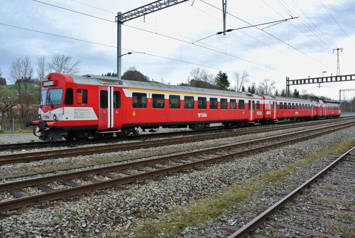 Gestern zum letzten mal planmssig im Einsatz, und nun in Hasle-Regsau abgestellt; ABt 50 38 38-33 921-9, B 50 38 29-34 555-5 und RBDe 566 221-8, 13.12.2014.