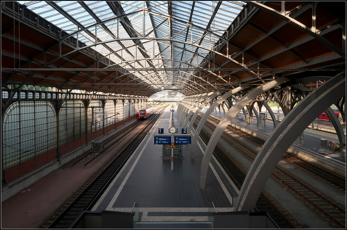Gestörte Symmetrie -

Der gläserne Dachbereich liegt versetzt über dem Bahnsteig von Gleis 1 und 2. Auch die modernen Bögen rechts tragen zu Asymmetrie in diesem Bereich des Lübecker Hauptbahnhof bei.

16.08.2018 (M)



