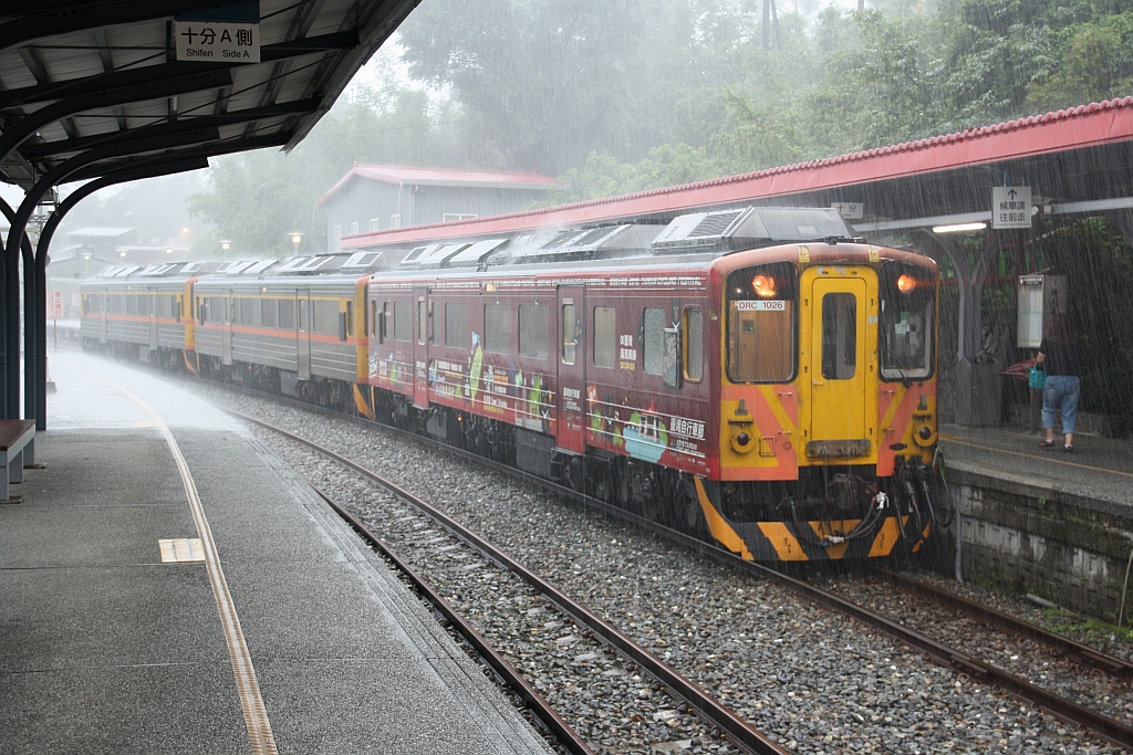 Gestrandeter Local Train 4717 mit dem DRC1026 an der Spitze am 02.Juni 2017 in der Shifen Station. 