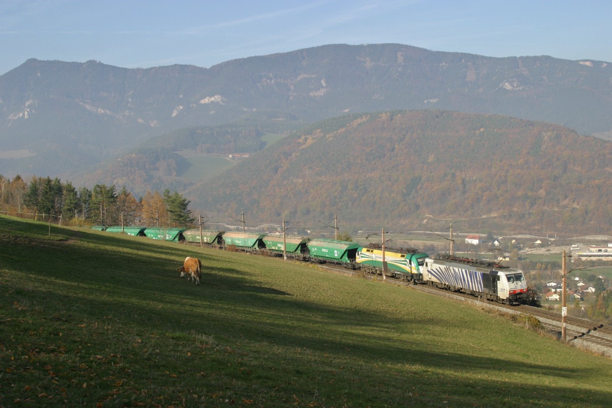 Getreide-GAG-48171 fährt mit 189.907+Gysev 182.570 am 4.11.15 am Eichberg bergwärts.