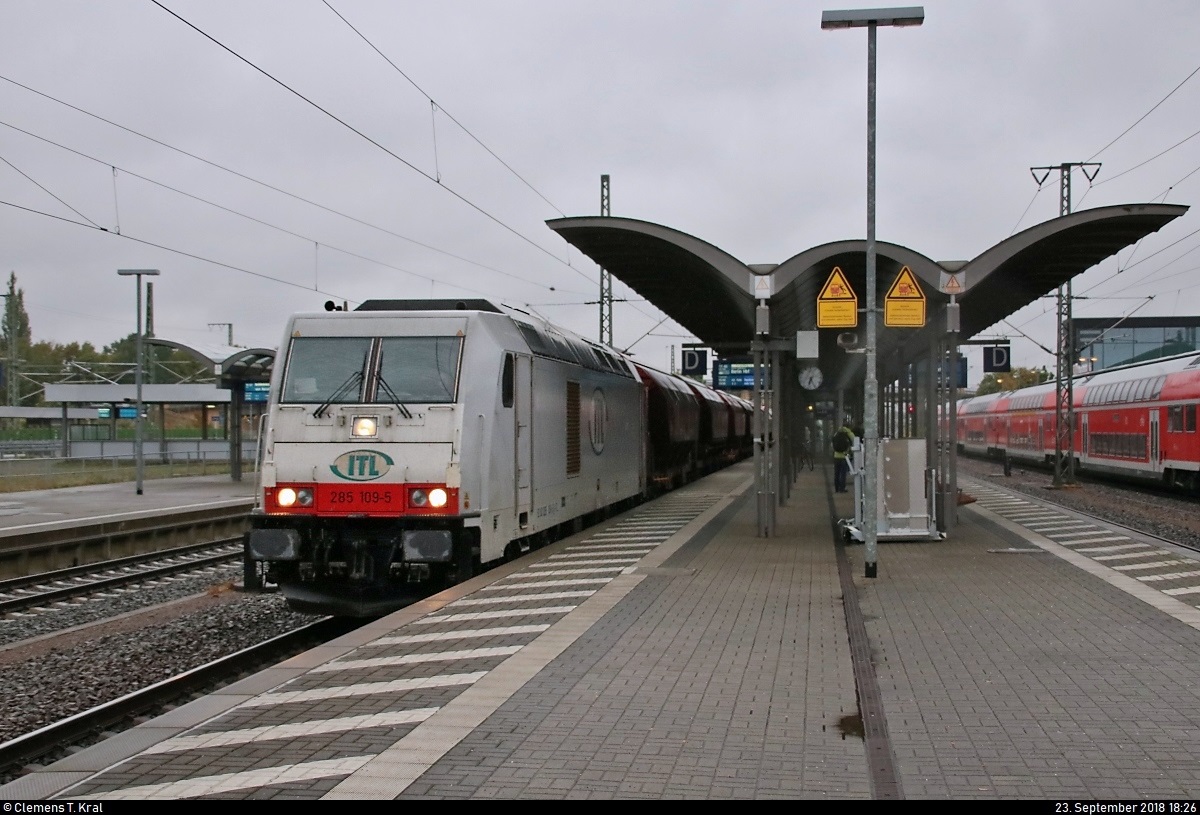 Getreidezug (?) mit 285 109-5 der ITL Eisenbahngesellschaft mbH (ITL) durchfährt Lutherstadt Wittenberg Hbf auf Gleis 3 in nordöstlicher Richtung.
[23.9.2018 | 18:26 Uhr]