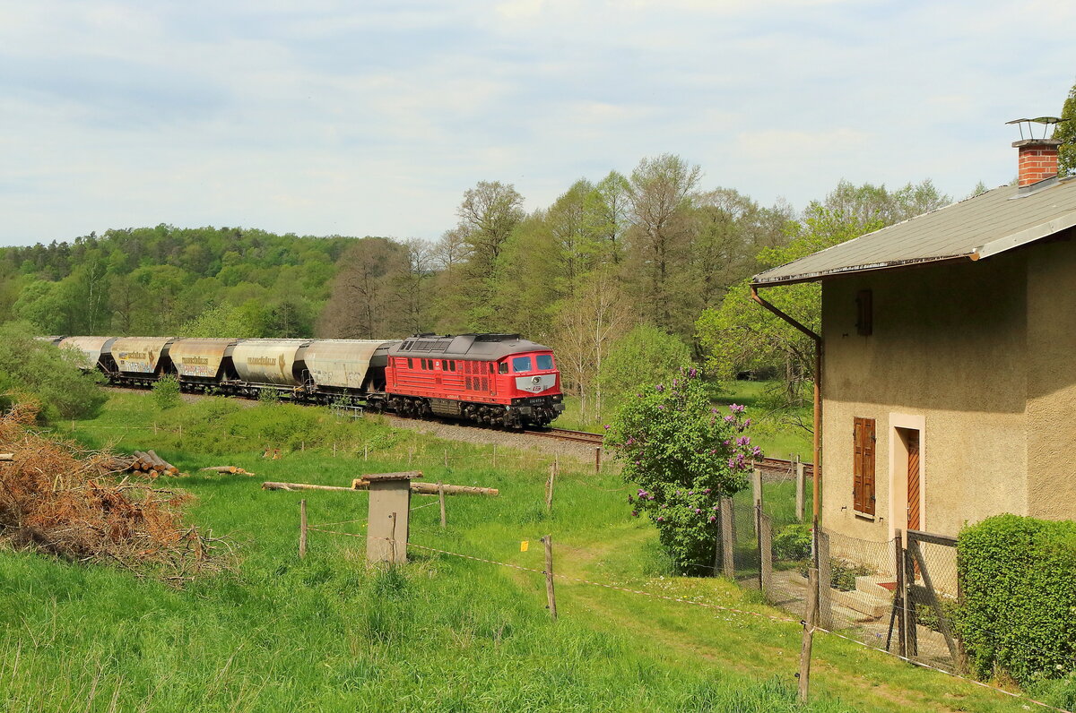 Getreidezug aus Vojtanov(CZ) auf dem Weg nach Zeitz mit der LEG 232 673 aufgenommen am Montag den 16.5.2022 bei Straßberg-Plauen mit alten Bahnhäuschen. 