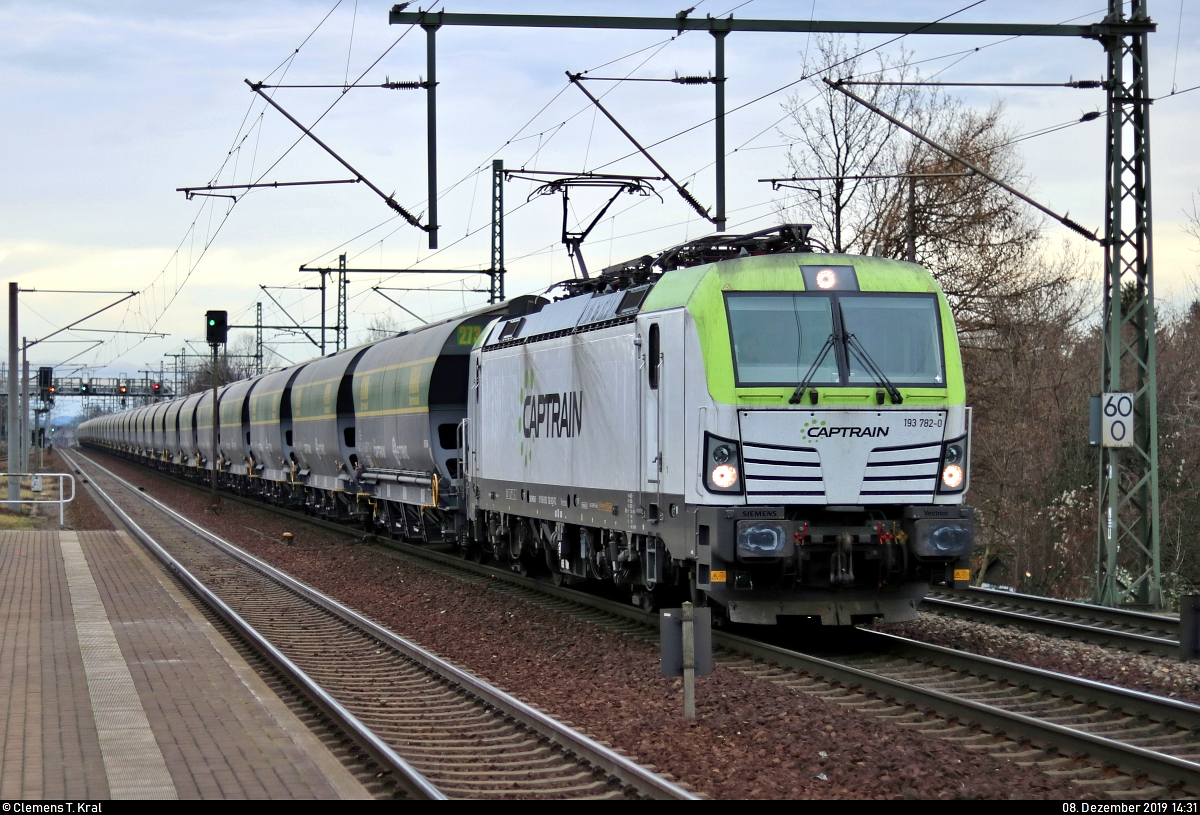 Getreidezug für die HaBeMa Futtermittel GmbH & Co. KG vom AGRO-Terminal Heidenau zum Hamburger Hafen mit 193 782-0 (Siemens Vectron) der Captrain Deutschland GmbH, eingesetzt bei der ITL Eisenbahngesellschaft mbH (ITL), passiert den Hp Dresden-Strehlen auf der Bahnstrecke Děčín–Dresden-Neustadt (Elbtalbahn | KBS 247).
[8.12.2019 | 14:31 Uhr]