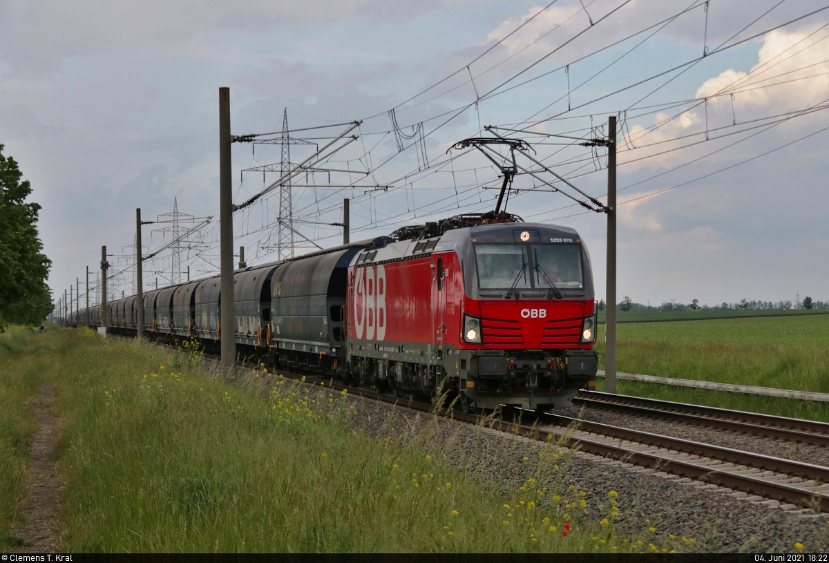 Getreidezug mit 1293 078-2 (Siemens Vectron) unterwegs in Braschwitz Richtung Halle (Saale).

🧰 ÖBB
🚩 Bahnstrecke Magdeburg–Leipzig (KBS 340)
🕓 4.6.2021 | 18:22 Uhr