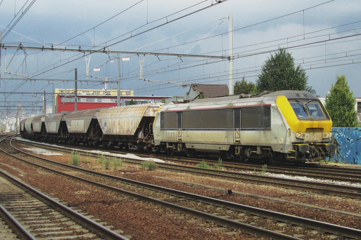 Getreidezug mit 1327 durchfahrt Antwerpen-Berchem am 21 September 2016.