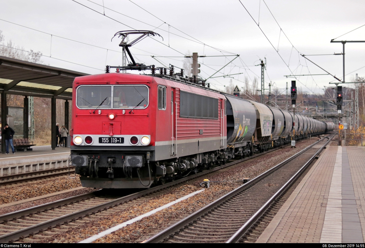 Getreidezug mit 155 119-1 der Fahrzeugwerk Karsdorf GmbH & Co. KG, vermietet an die Erfurter Bahnservice GmbH (EBS), durchfährt den Bahnhof Pirna auf Gleis 2 Richtung Pirna Gbf.
[8.12.2019 | 14:55 Uhr]