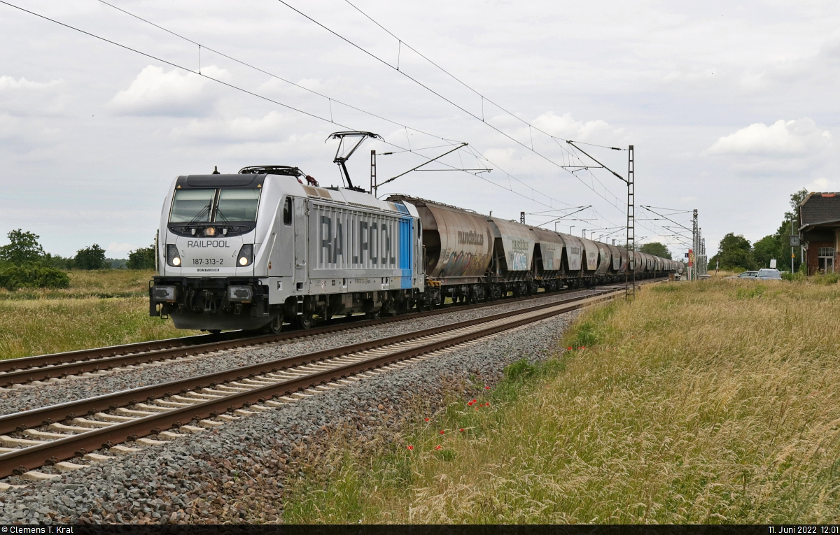 Getreidezug mit 187 313-2 unterwegs in Lübs(Magdeburg) Richtung Trebnitz.

🧰 Railpool GmbH, vermietet an die HSL Logistik GmbH (HSL)
🕓 11.6.2022 | 12:01 Uhr