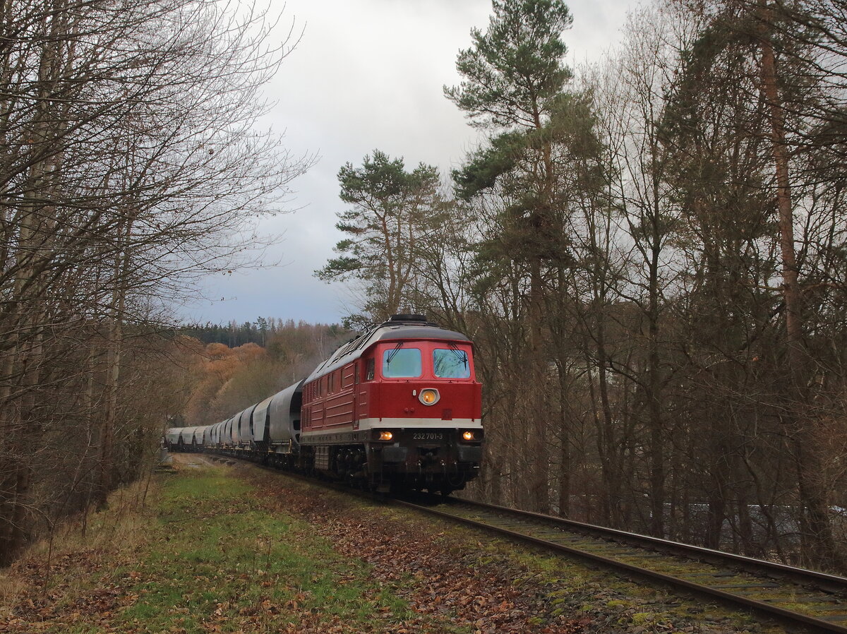 Getreidezug mit der 232 701 von BUDAMAR West bei Bad Elster auf dem Weg von Vojtanov nach Zeitz. Aufgenommen am 27.12.2022