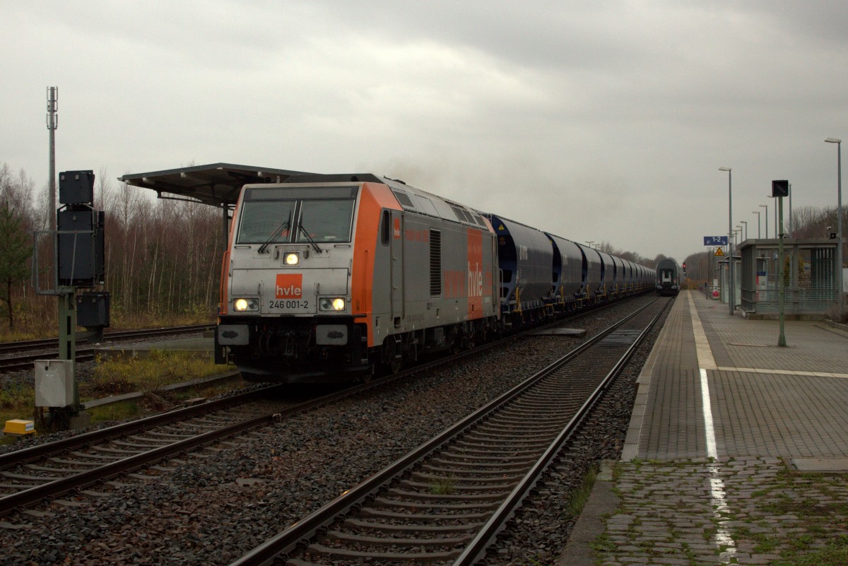 Getreidezug mit HVLE 246 001-2 auf dem Weg nach Niedercunnersdorf, Hintergrund IC-Doppelstockwagenüberführung von Görlitz nach Dresden. Aufgenommen am 02.12.2015  in Arnsdorf. 