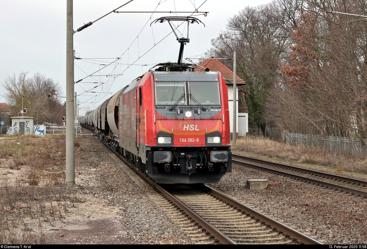 Getreidezug (Transcereales) mit 186 382-8 der Akiem S.A.S., vermietet an die HSL Logistik GmbH (HSL), durchfährt den Hp Zerbst/Anhalt auf der Bahnstrecke Trebnitz–Leipzig (KBS 254) Richtung Rodleben.
Aufgenommen am Ende des Bahnsteigs 2.
[13.2.2020 | 11:58 Uhr]